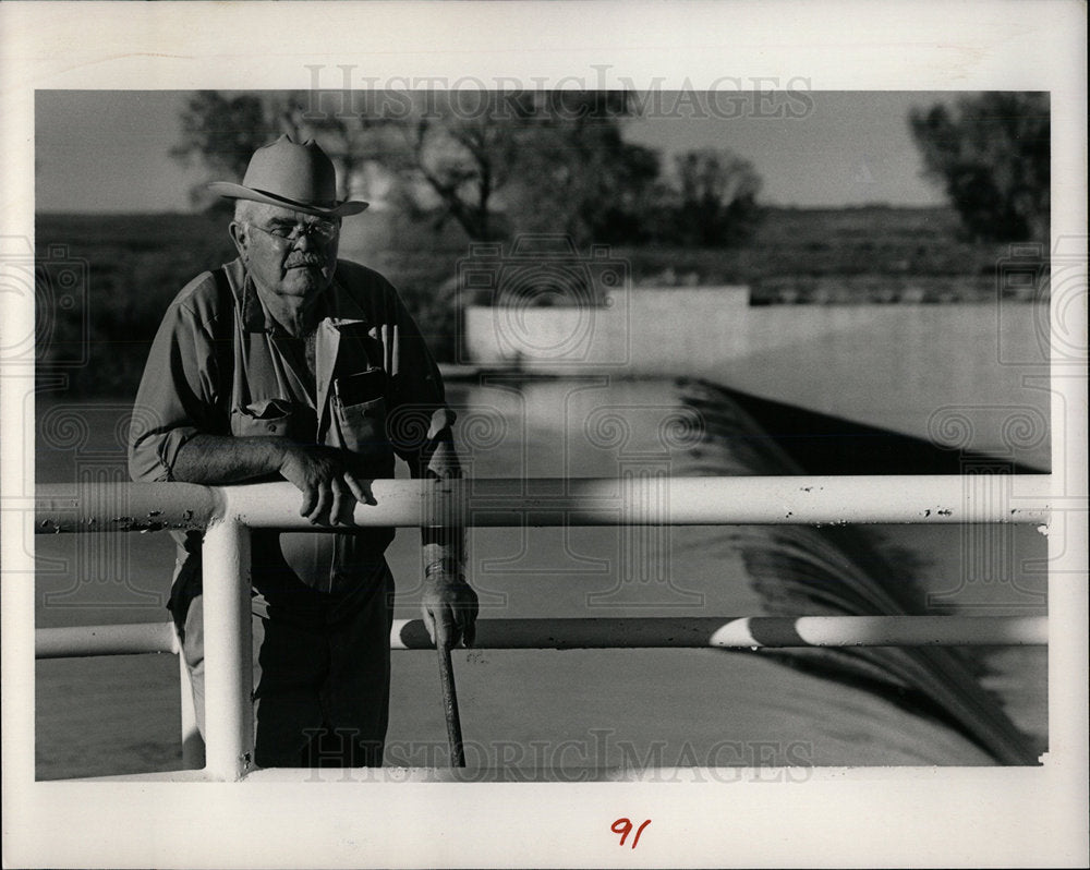 1985 Press Photo Farmer Frank Milenski Catlin Ditch - Historic Images