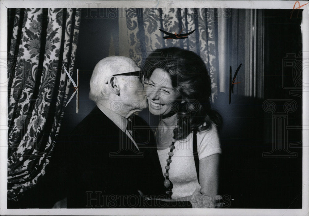 1973 Press Photo Christina Ford kissed Sol Hurok - Historic Images