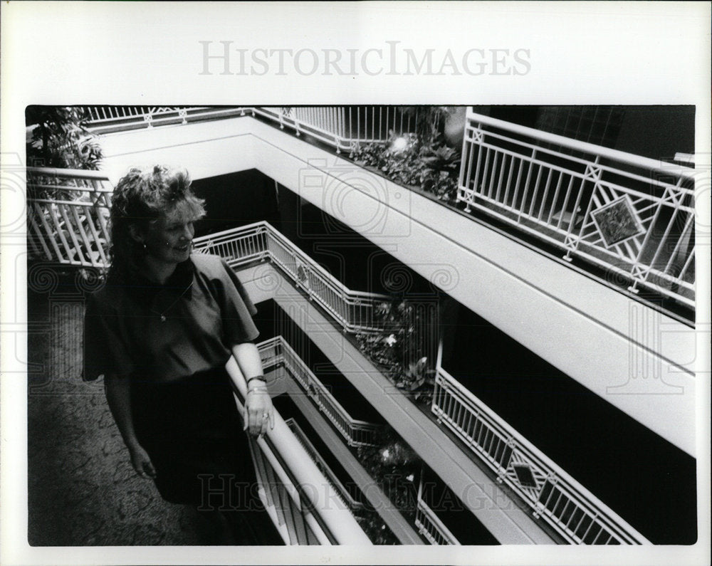 1993 Press Photo Trackwell manager Athenium Hotel - Historic Images