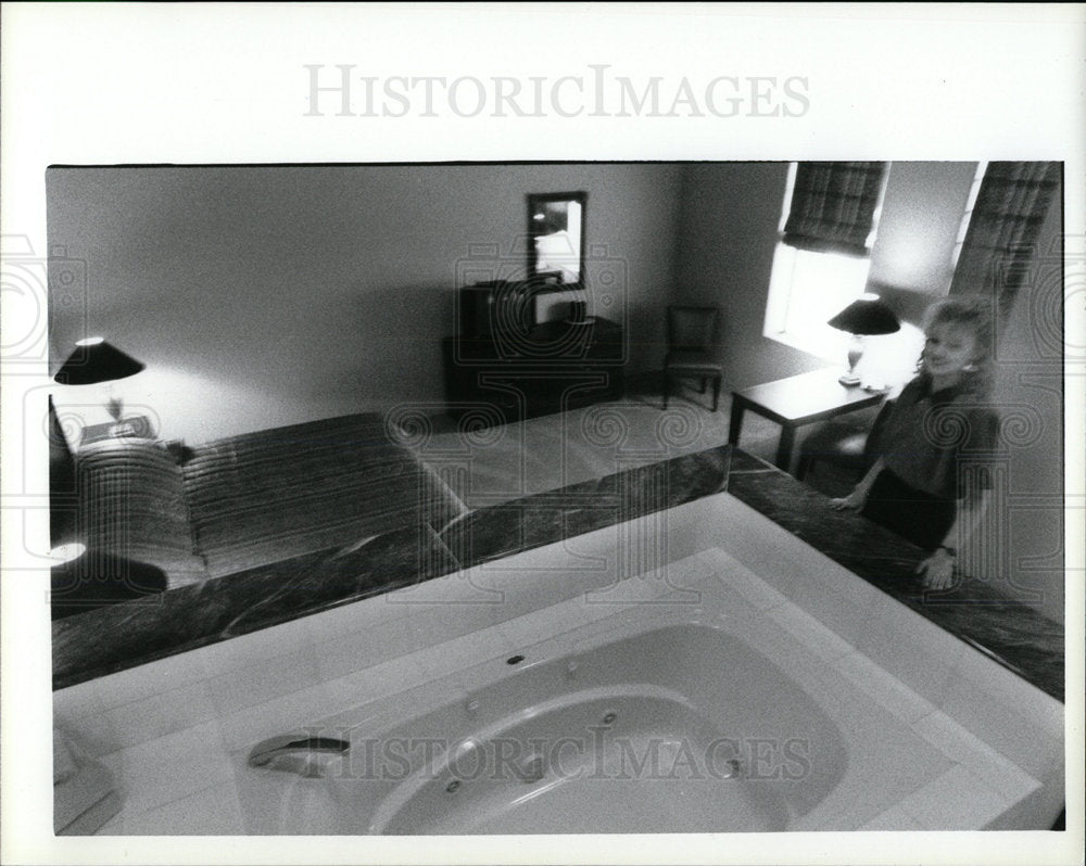 1992 Press Photo Detorit Hotels Atlonuin  - Historic Images