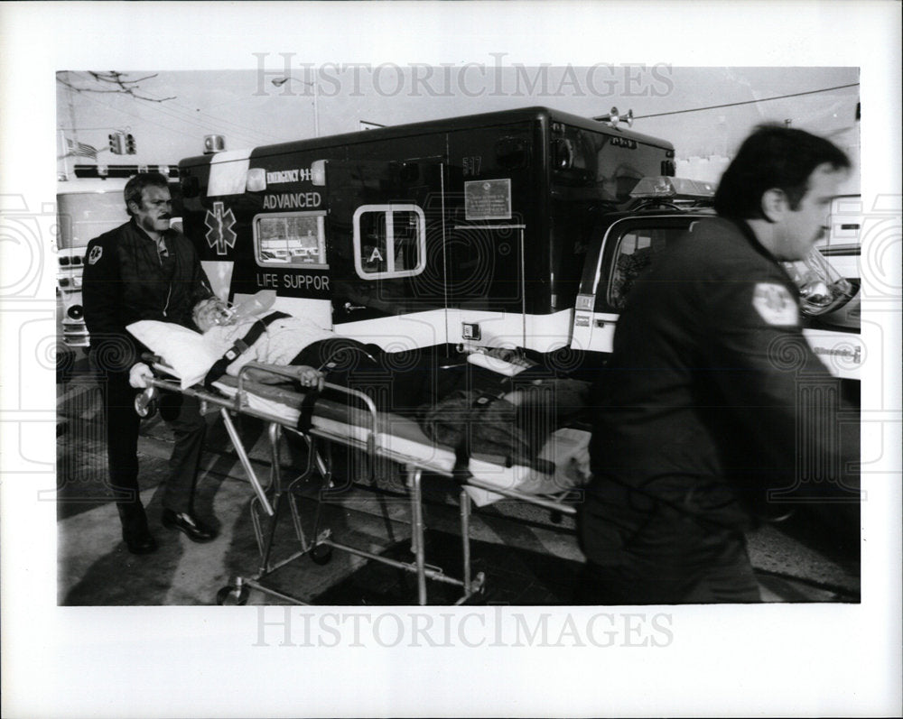 1991 Press Photo Emergency Crew Away One Shooting Victi - Historic Images