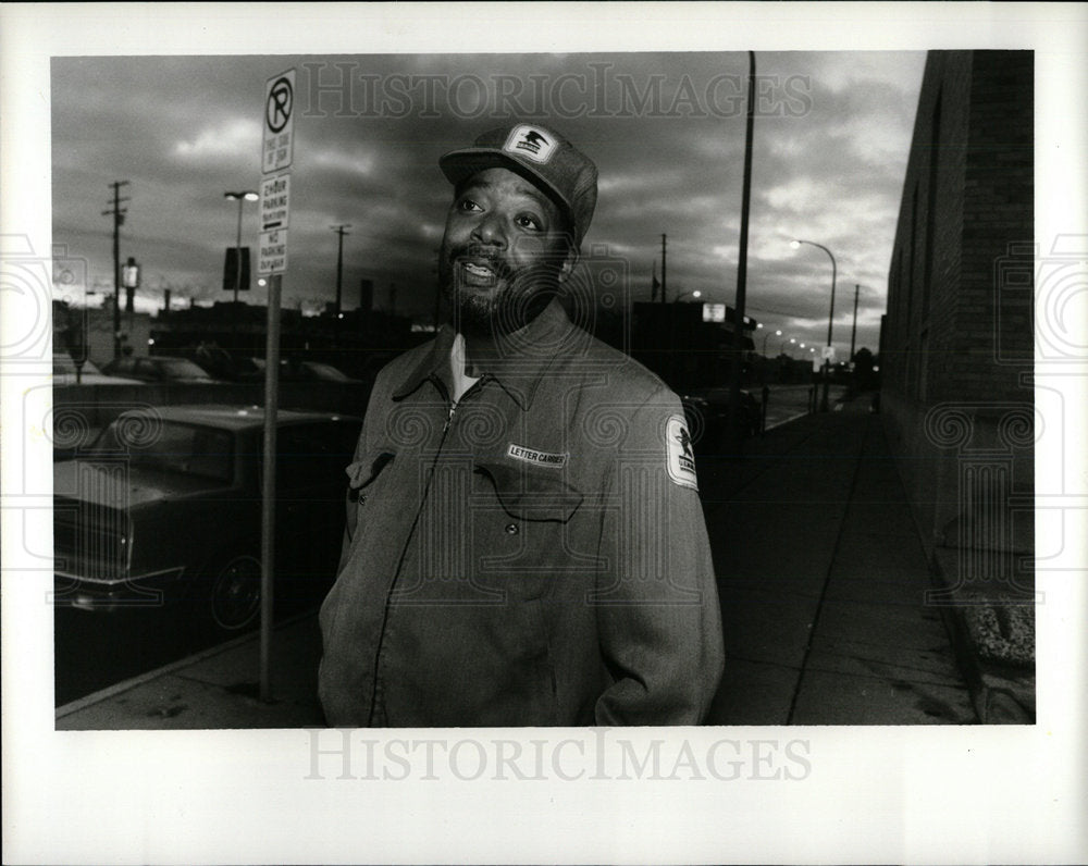 1992 Press Photo Older Guy Post Office Post Master - Historic Images