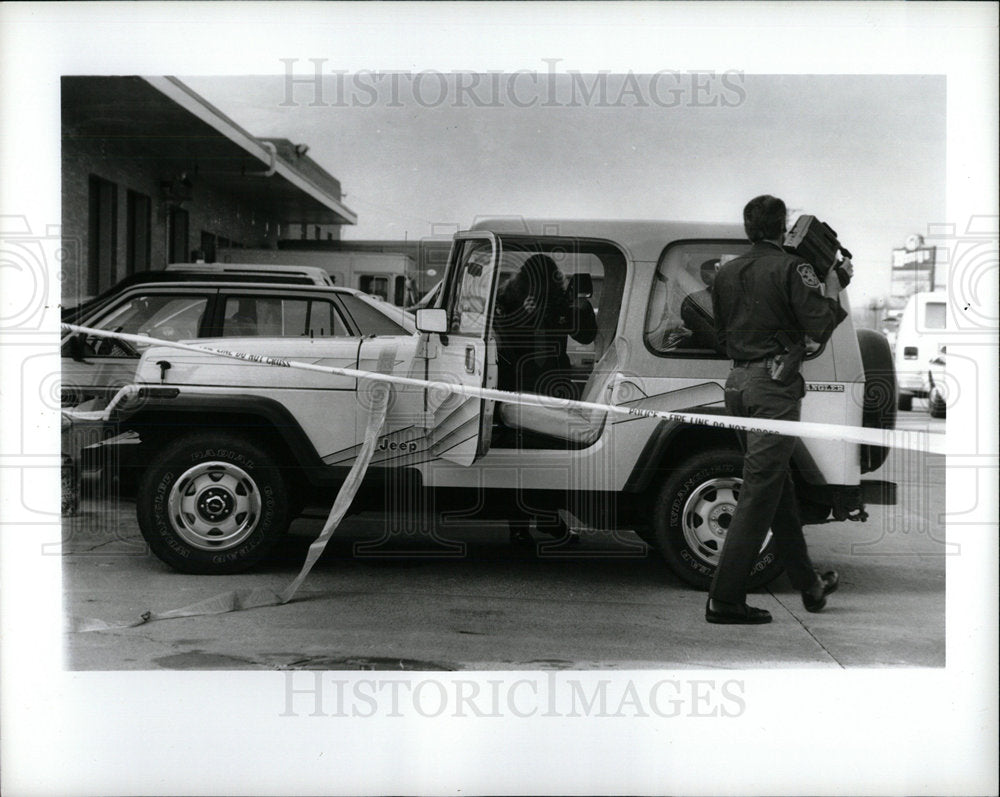 1991 Press Photo Investigator Photograph Vehicle Believ - Historic Images