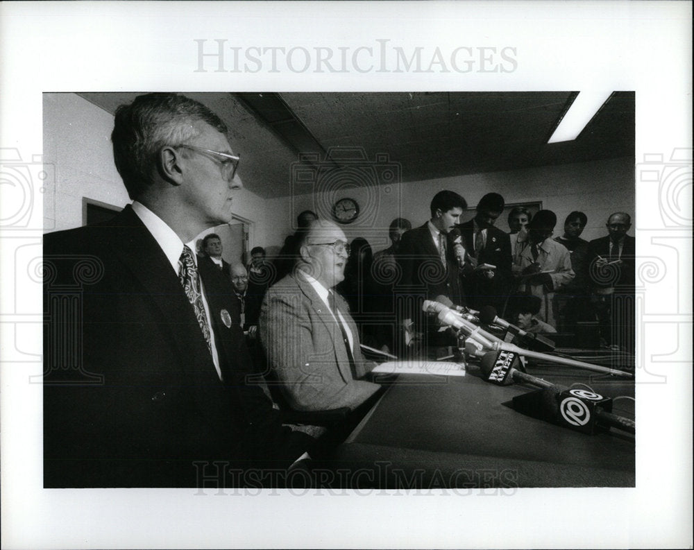 1991 Press Photo Royal Oak Post Office Shooting Press - Historic Images