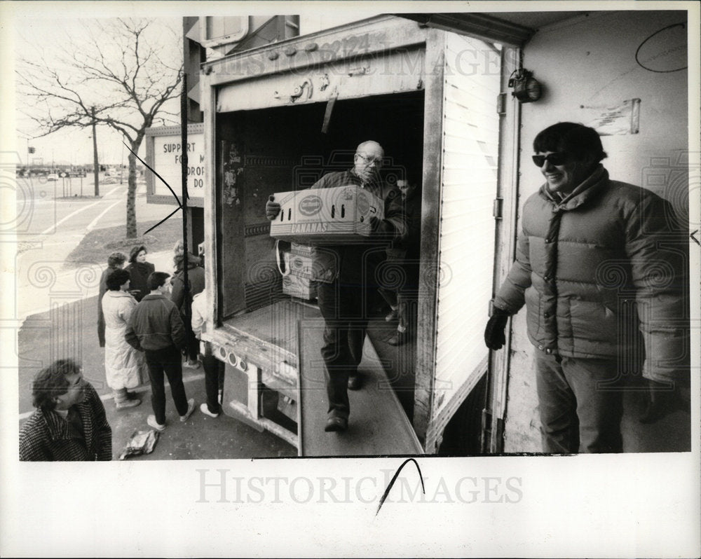 1986 Press Photo Volunteers Wheels For Meals Food Drive - Historic Images