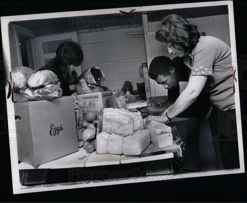 1973 Press Photo Kathy Gamma Food Buying Cooperative - Historic Images