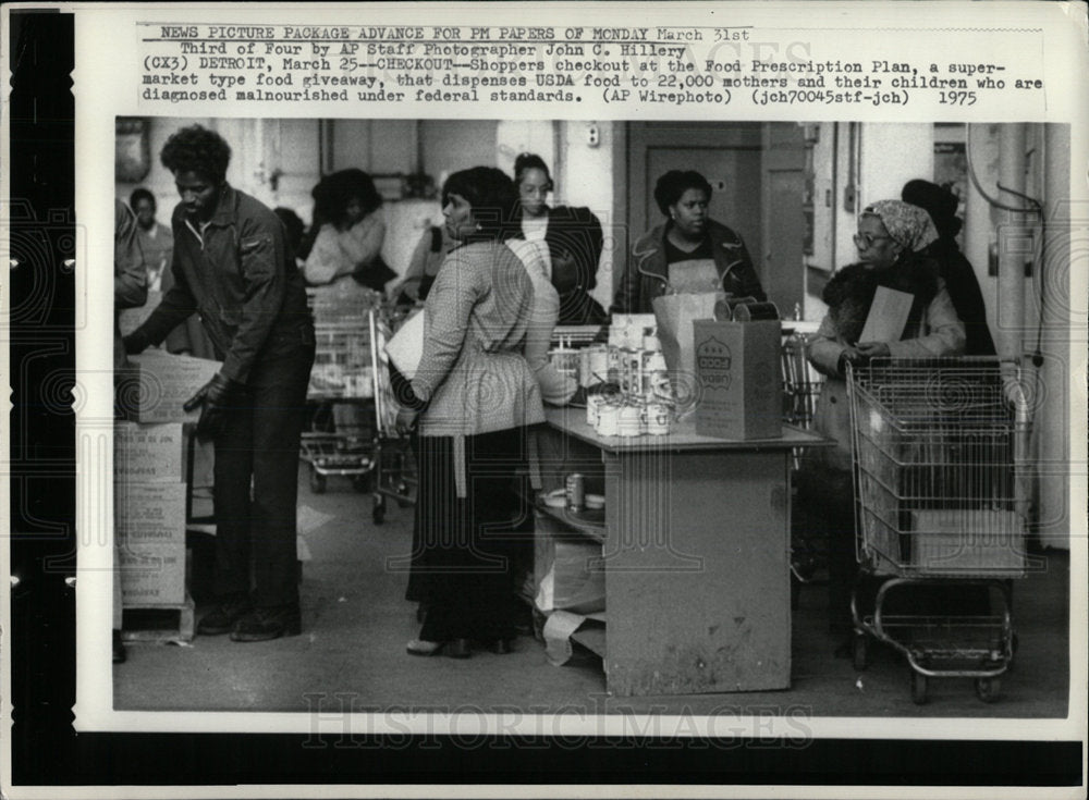 1975 Press Photo Food Prescription Plan Market Giveaway - Historic Images