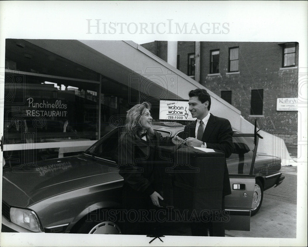 1988 Press Photo Lynne Graham & Kirk Scott Pick Up Food - Historic Images