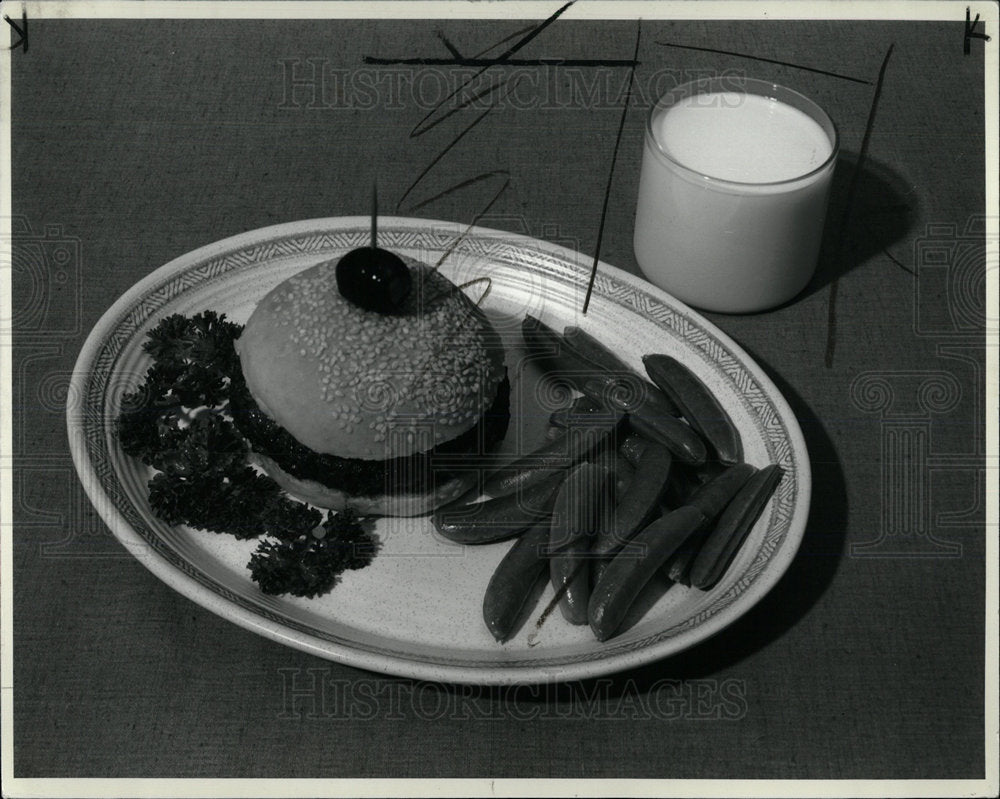 1978 Press Photo Plate Hamburger Peas  - Historic Images