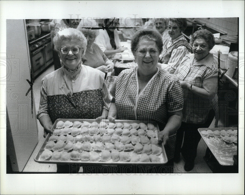 1989 Press Photo Food Carol Markulin Younger Woman Pink - Historic Images