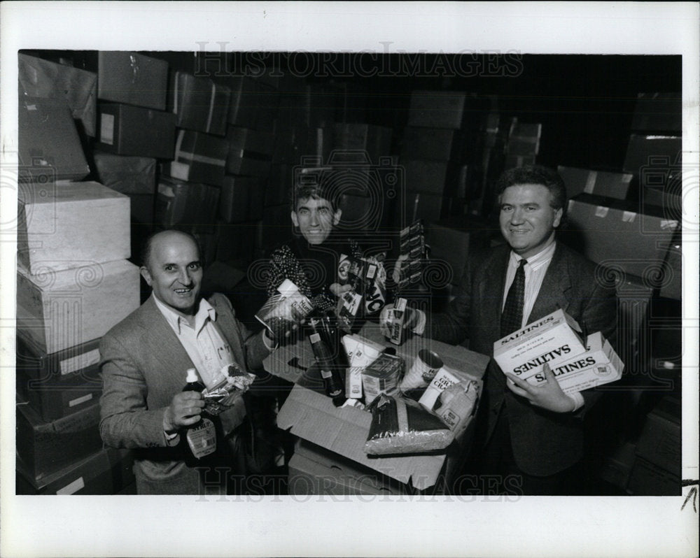 1992 Press Photo Inspecting Albanian Food Shipments - Historic Images
