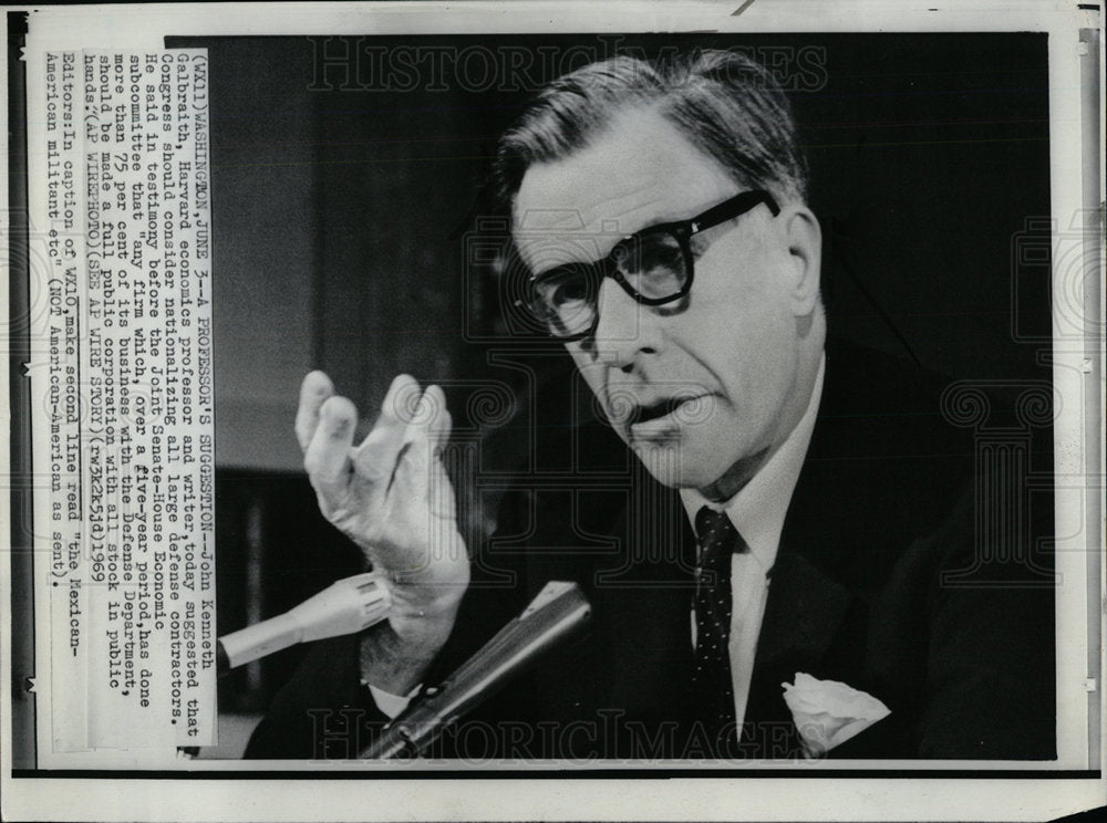 1969 Press Photo John Galbraith Harvard Econimics Proff - Historic Images