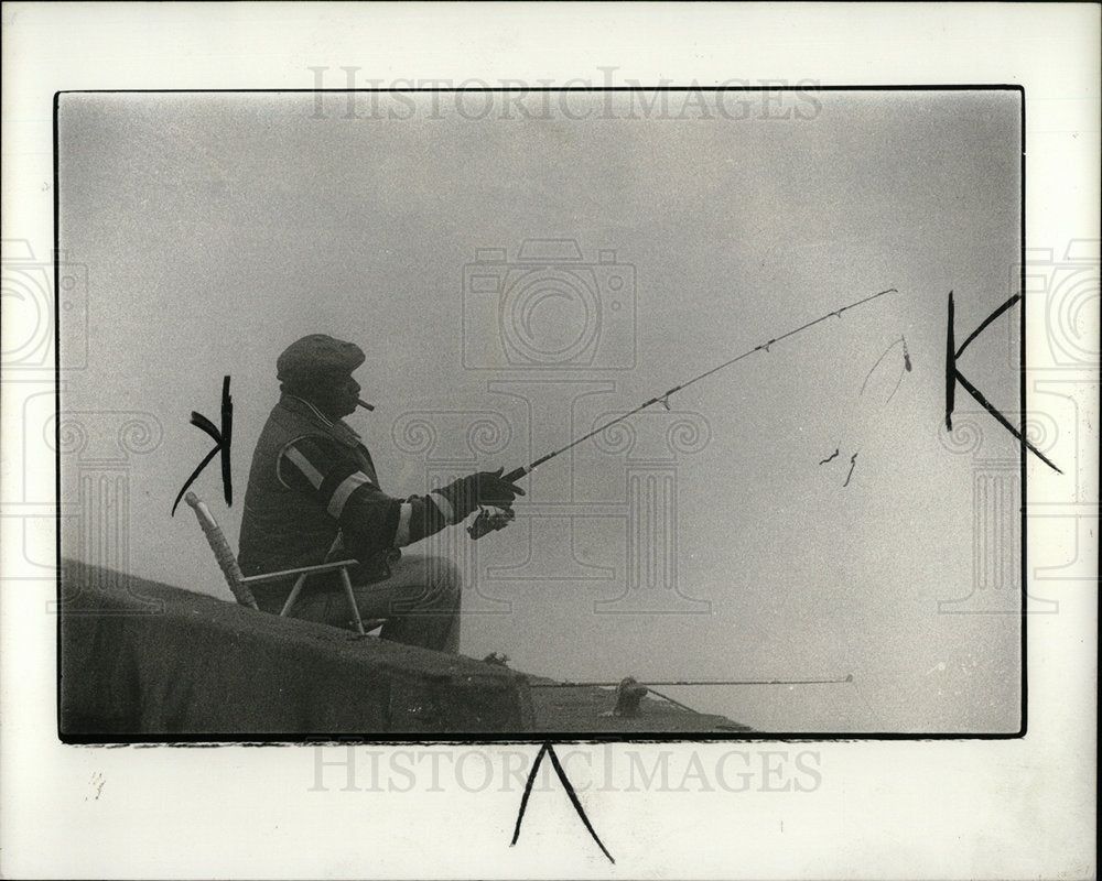 1983 Press Photo Man Fishing Wharf Fog Detroit River  - Historic Images