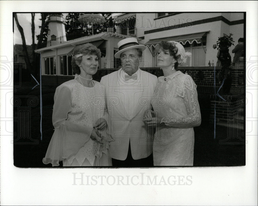 1987 Press Photo Mr. &amp; Mrs. Leonard Jacques With Eggar - Historic Images