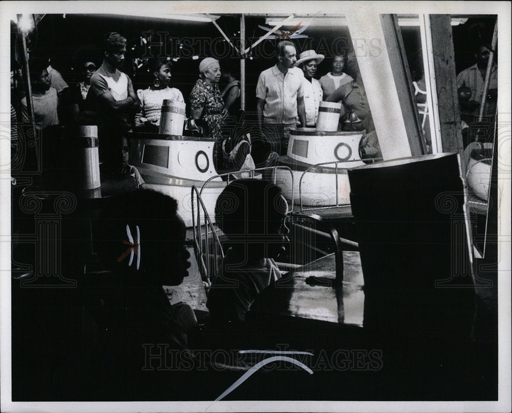 1971 Press Photo Boat Rides Carnival Kennedy Square Det - Historic Images