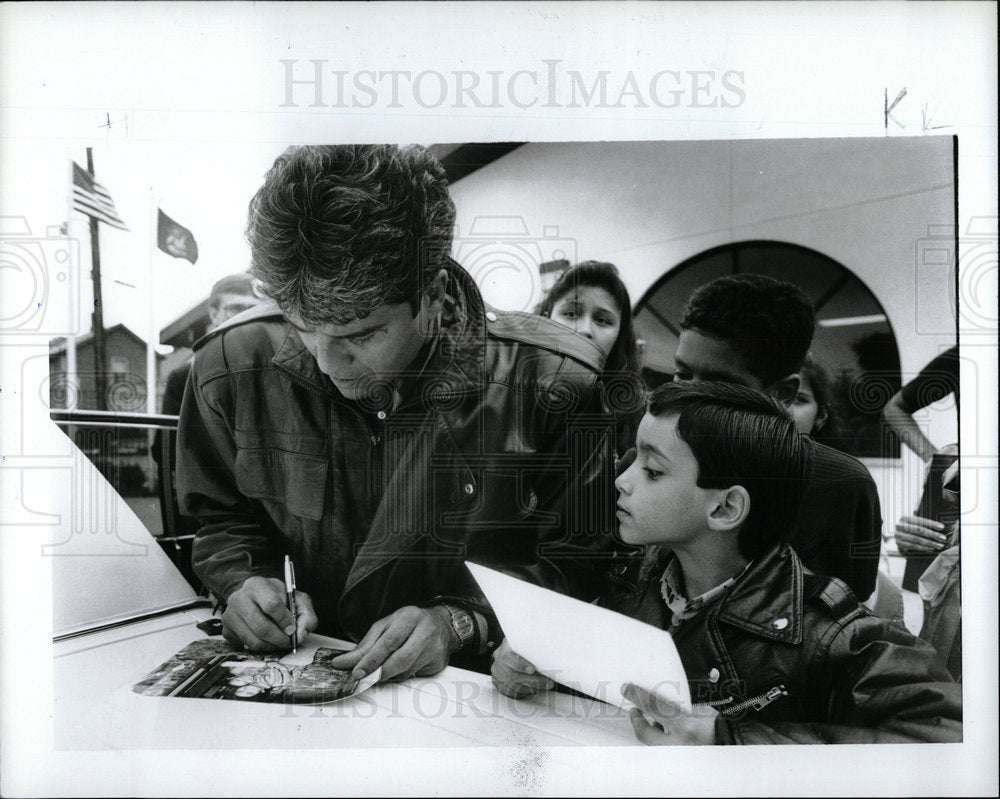 1990 Press Photo Henry Estrada American Police Actor  - Historic Images