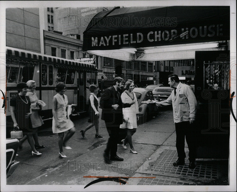 1969 Press Photo Walter Brezeraski, Mayfield Chop House - Historic Images