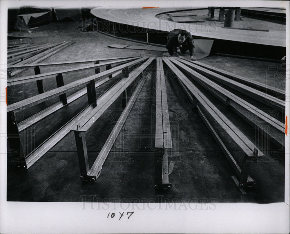 1965 Press Photo Al Hester, worker at Cobo Arena - Historic Images