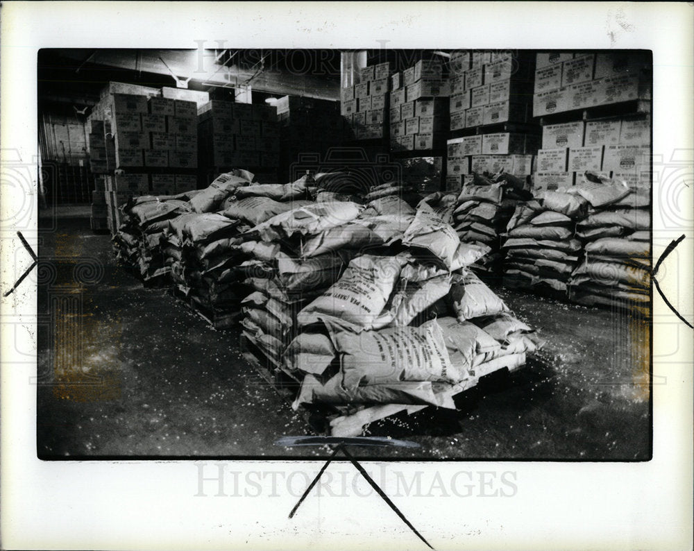 1984 Press Photo condemned food a Detroit warehouse - Historic Images