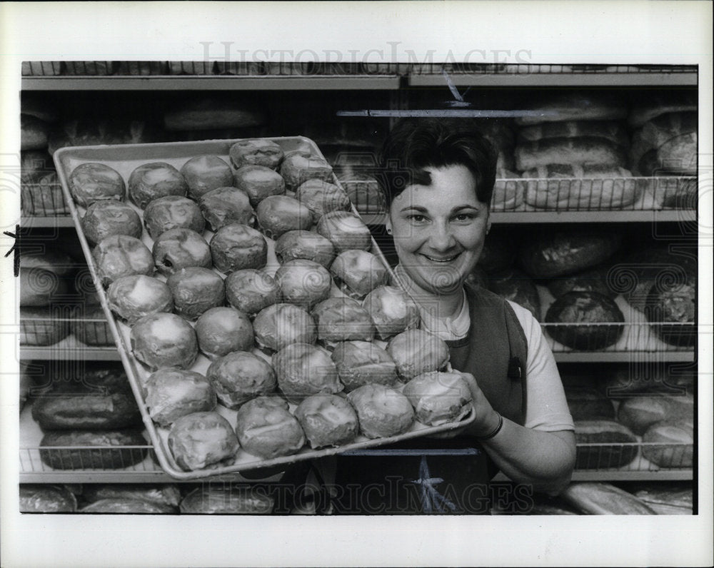 1988 Press Photo Janet Peters makes paczki - Historic Images