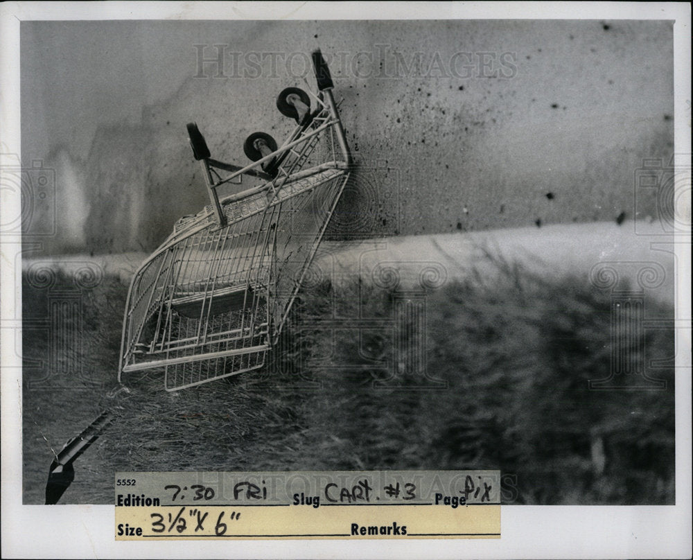 1973 Press Photo Broken Shopping Cart - Historic Images