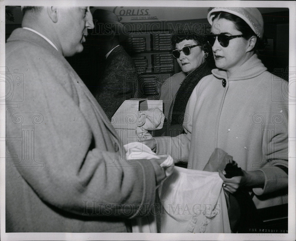 1960 Press Photo Shopping Detroit - Historic Images