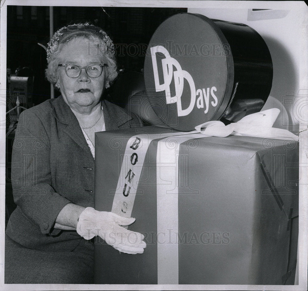 1960 Press Photo Mrs James Don Wins TV Set - Historic Images