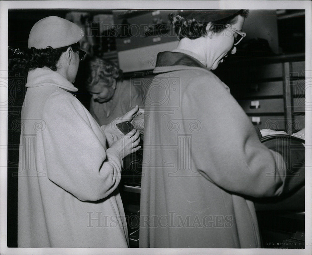 1960 Press Photo two women shoplift Detroit - Historic Images