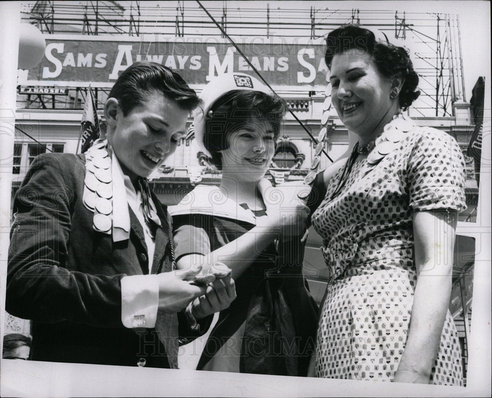 1961 Press Photo John Wales Miss DDD Kathy Elliot Wales - Historic Images