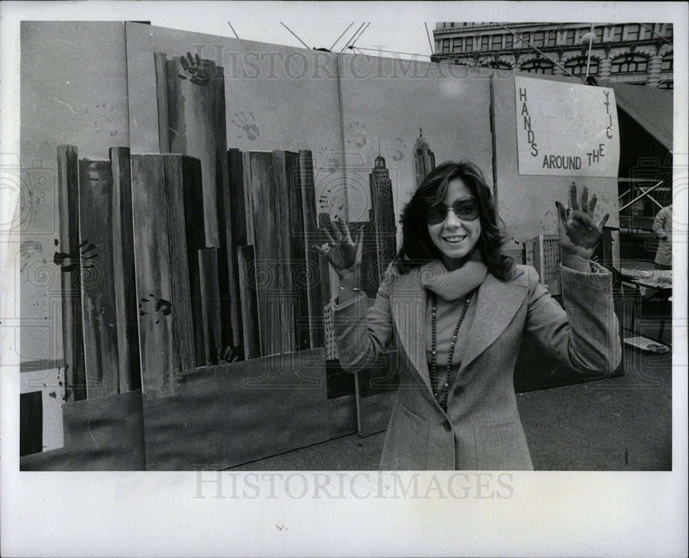 1977 Press Photo Natalia Edgecomb Downtown Detroit - Historic Images