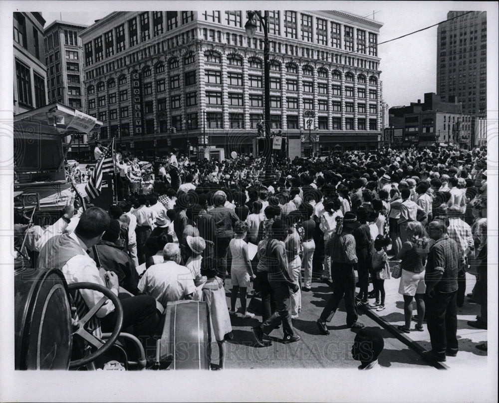 1969 Press Photo Care About Detroit Day Crowd Watching - Historic Images