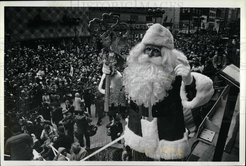 1981 Press Photo Santa Receives Key Good Boys Girls - Historic Images