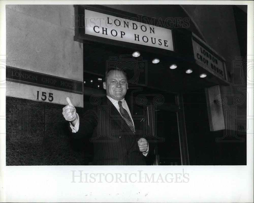1989 Press Photo London Chop House Rest Owner Outside - Historic Images