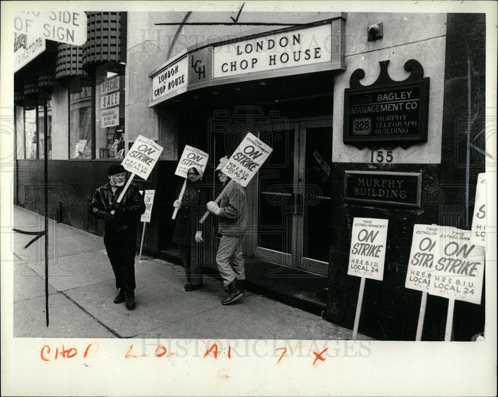 1981 Press Photo London Chop House Workers On Strike - Historic Images