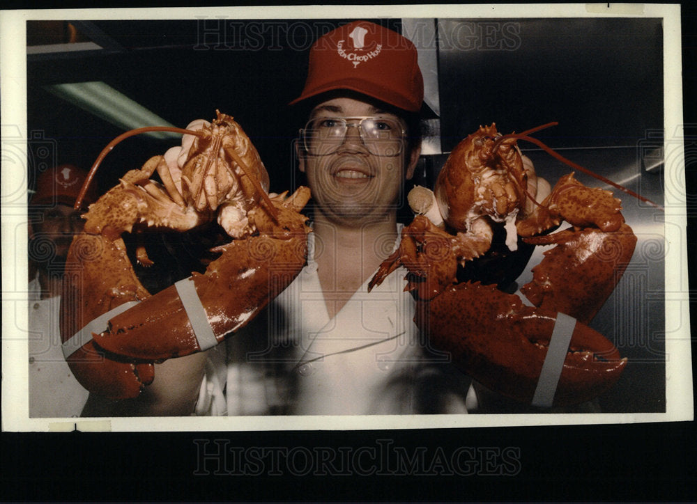 1989 Press Photo Sous Chef Dan Dietz Prepares Lobster - Historic Images