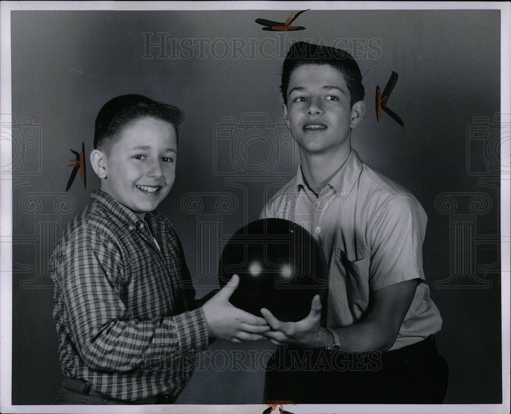1961 Press Photo Jim-Ron Fleske Bowling - Historic Images