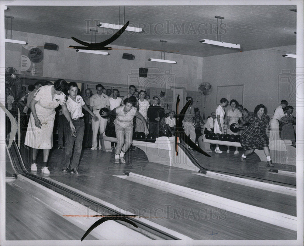 1960 Press Photo Learn To Bowl At The Kegler House - Historic Images