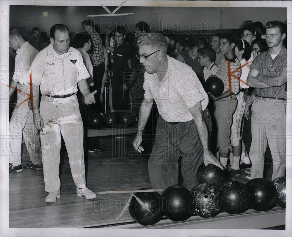 1960 Press Photo Detroit News Bowling Clinic - Historic Images