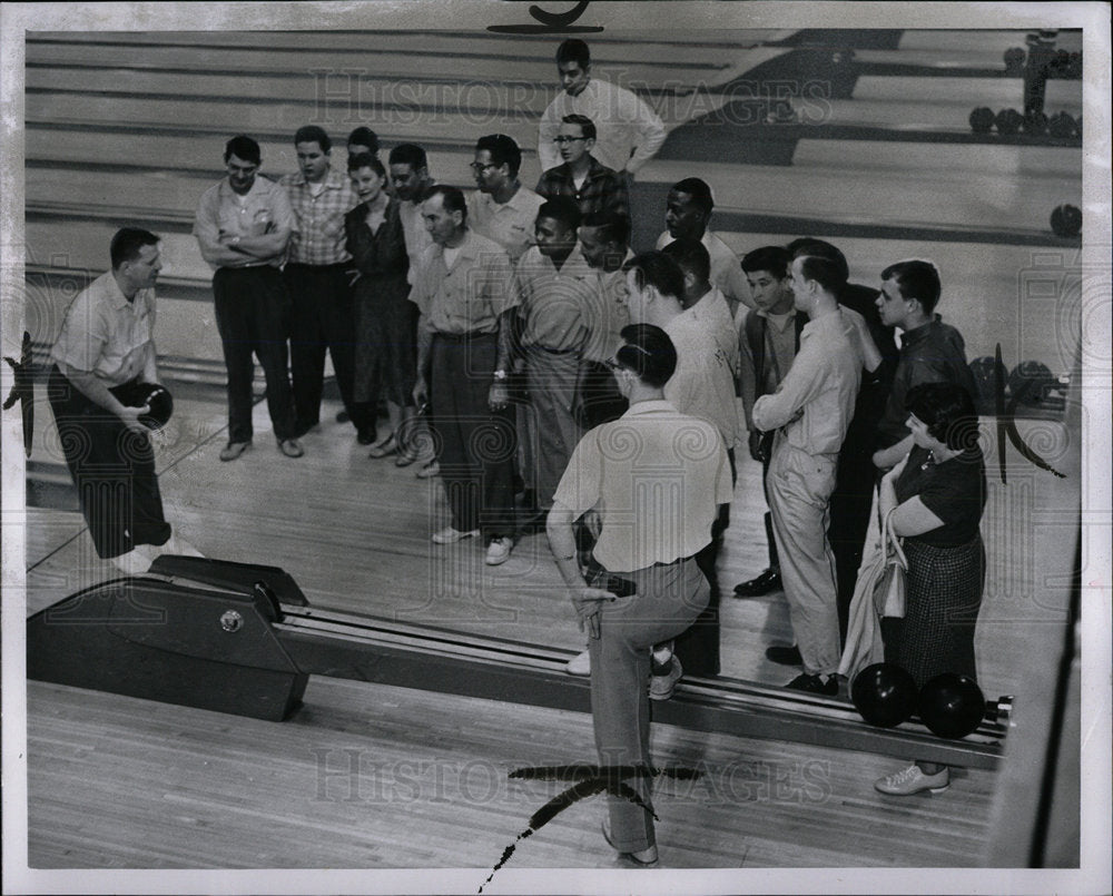 1960 Press Photo Ed Lubanski Bowling Instructor Detroit - Historic Images