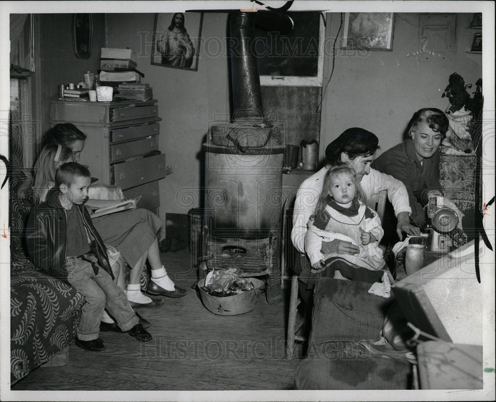 1964 Press Photo Mountaineer Women, Migratory Labor - Historic Images