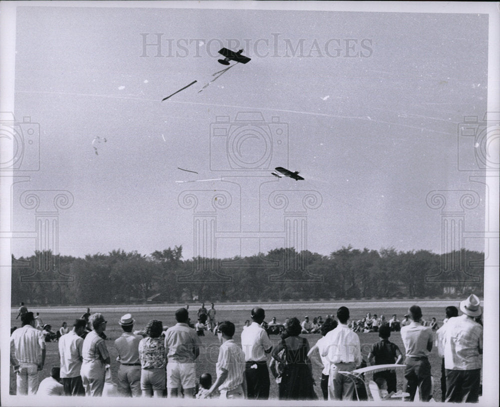 1964 Press Photo Model Planes Have Dog Fight - Historic Images