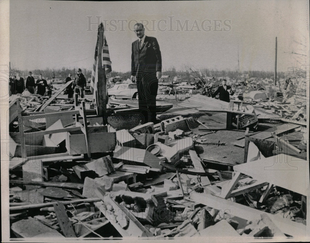 1965 Press Photo President Johnson Amid Rubble - Historic Images