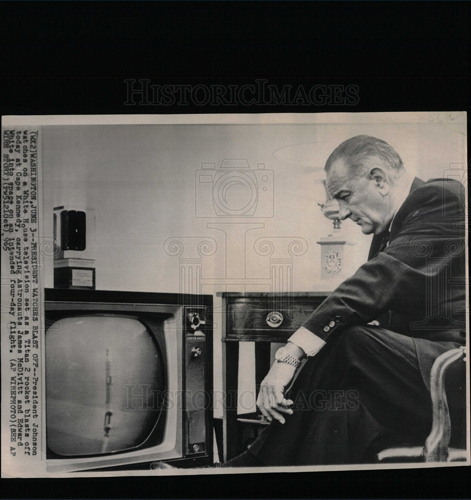 1965 Press Photo President Johnson Watches Space Launch - Historic Images