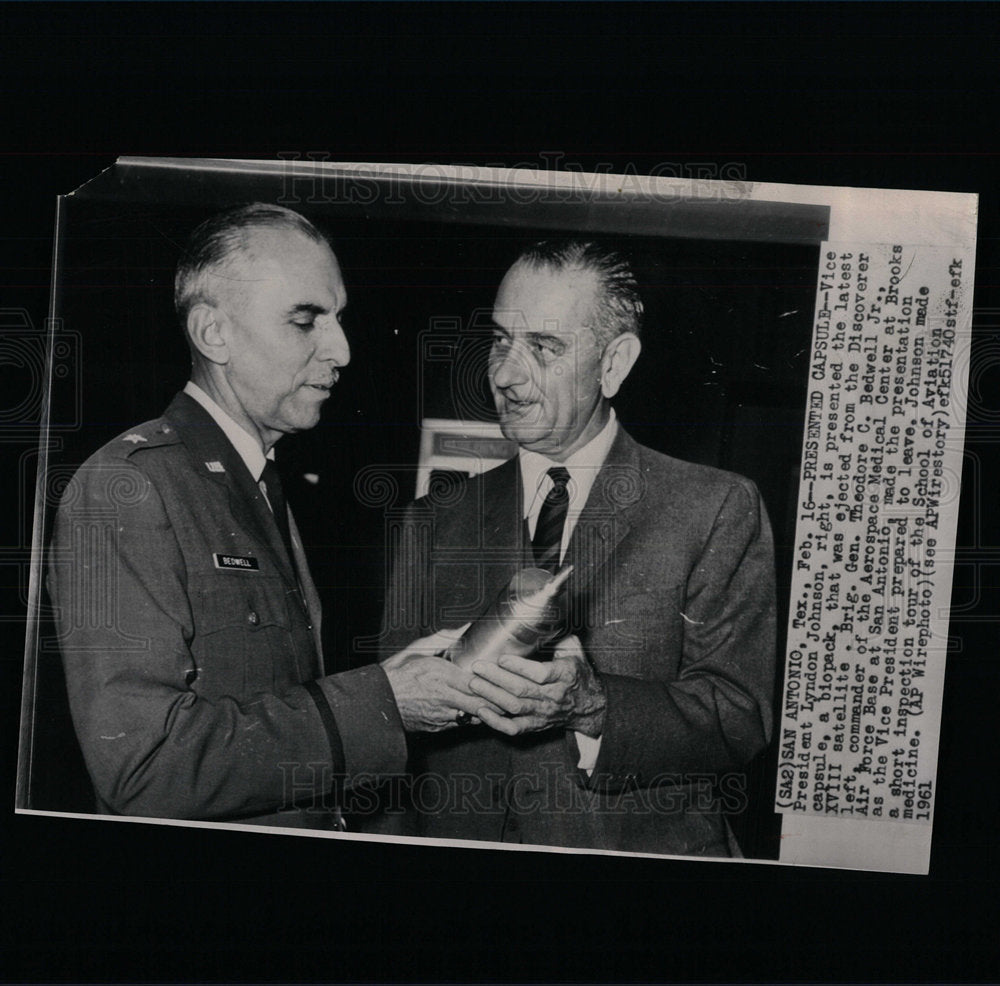 1961 Press Photo VP Lyndon Johnson&amp; Gen.Bedwell Jr. - Historic Images