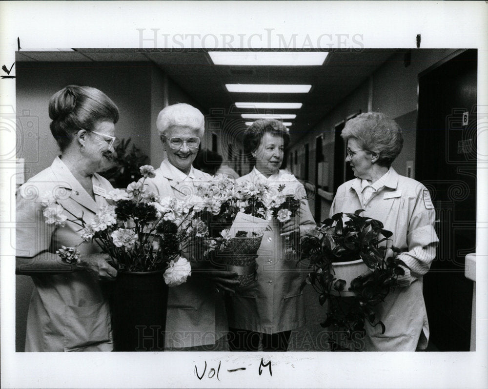 1990 Press Photo St. John Hospital Volunteers Detroit - Historic Images