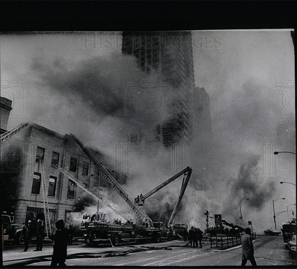 1971 Press Photo Fire At Michigan and Oak - Historic Images