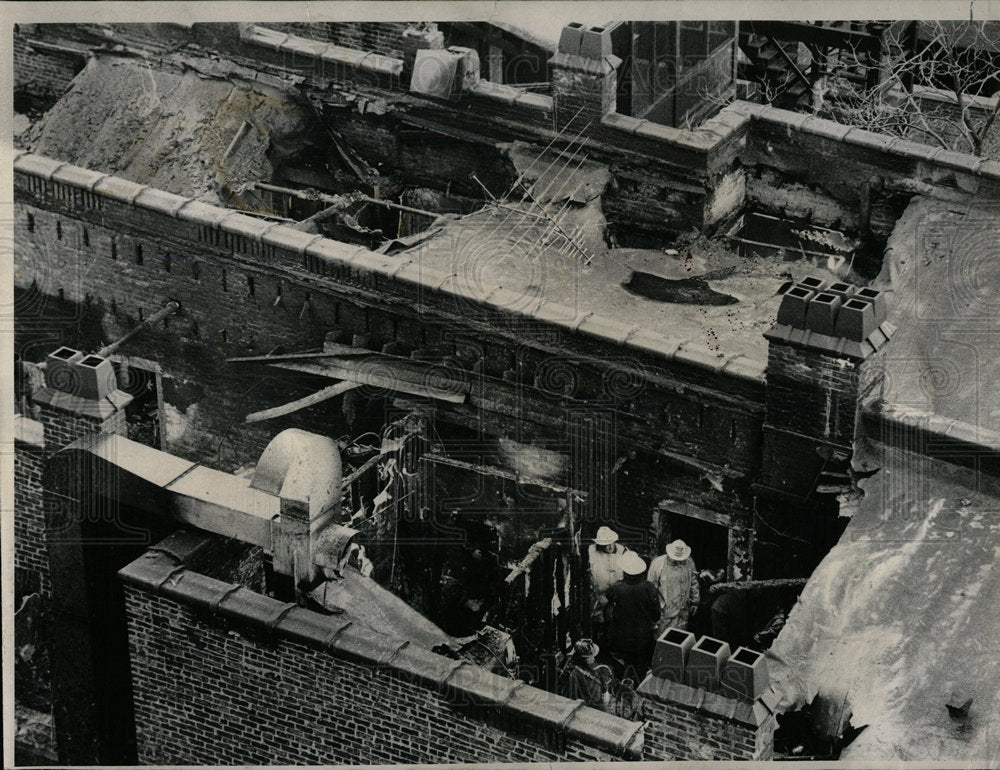 1970 Press Photo Firemen Examine Building - Historic Images