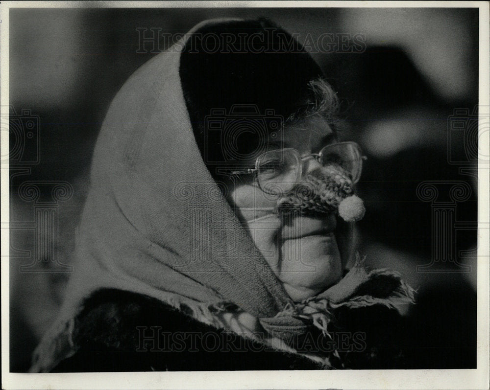 1986 Press Photo Eleanor Guttman Dons Cute Nose Warmer - Historic Images