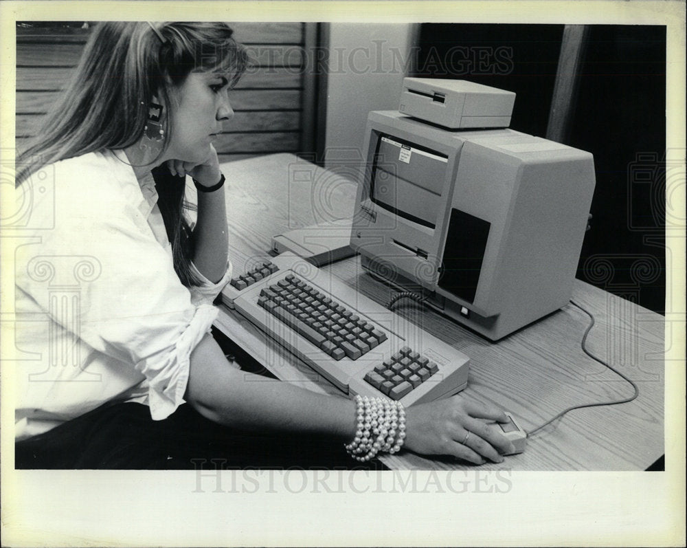 1985 Press Photo college student Compaq portable - Historic Images