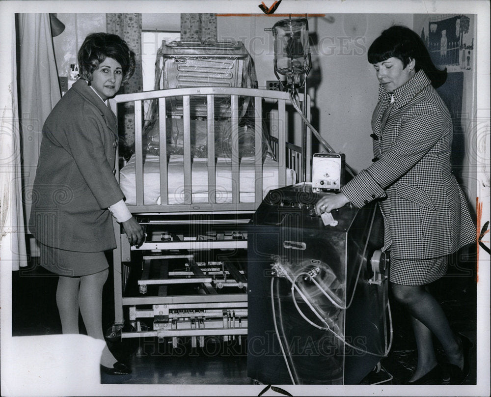 1969 Press Photo Children&#39;s Kidney Machine Hospital - Historic Images